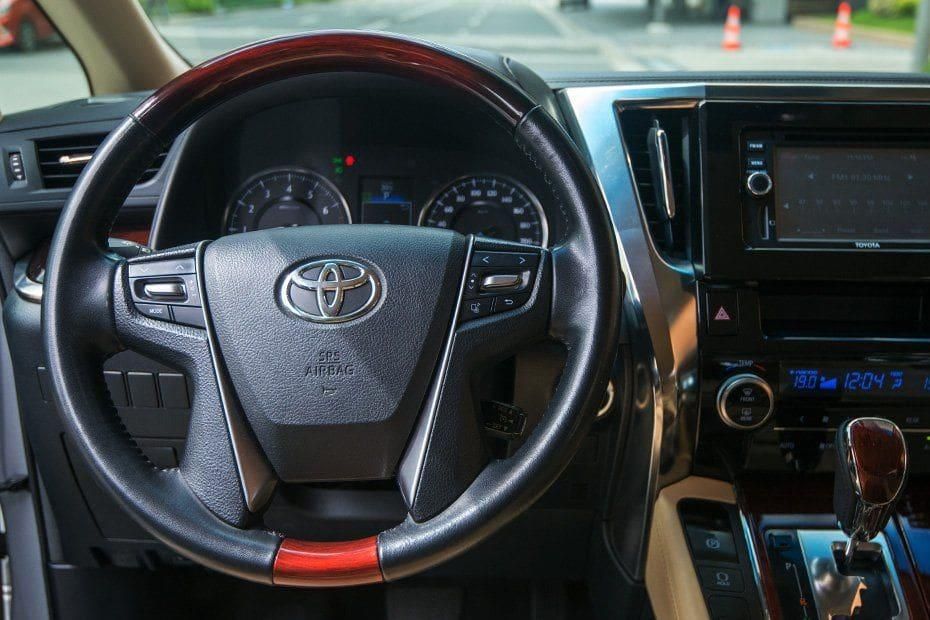 Toyota Alphard Public Interior 002