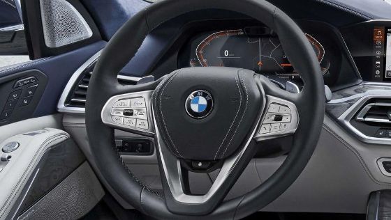 BMW X7 Public Interior 004