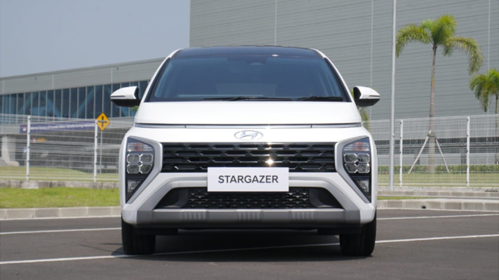 Hyundai Stargazer 2023 Public Exterior 005