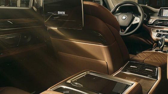 BMW 7 Series Sedan Public Interior 009