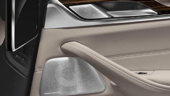 BMW 5 Series Sedan Public Interior 002