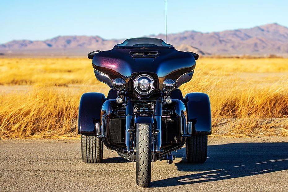 Harley-Davidson CVO Tri Glide Public Exterior 002