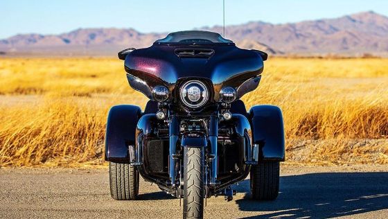 Harley-Davidson CVO Tri Glide Public Exterior 002